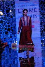Model walks the ramp for Manish Malhotra Show at Lakme Winter fashion week day 4 on 20th Sept 2010 (87).JPG
